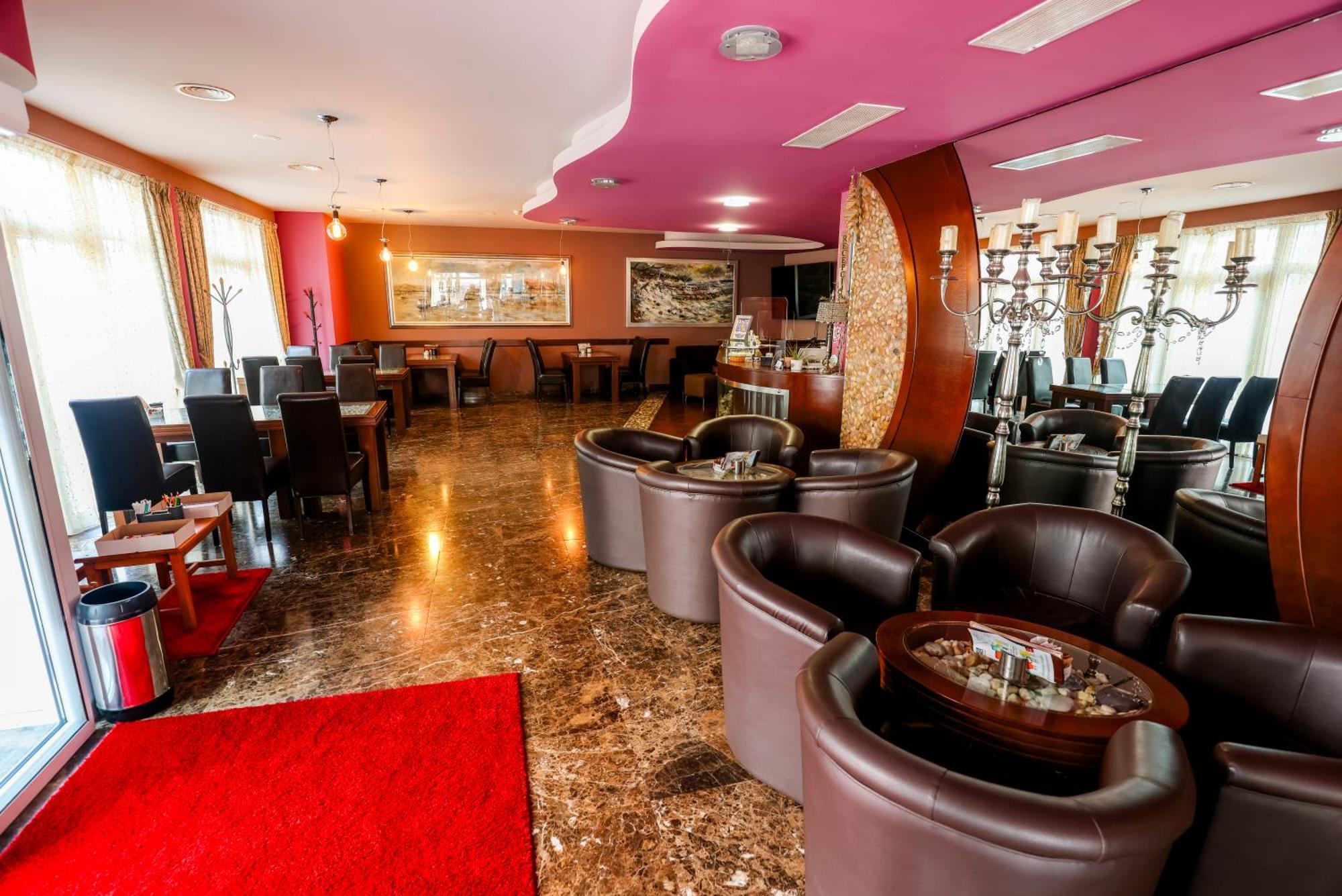 Hotel Savus سلافونسكي برود المظهر الخارجي الصورة