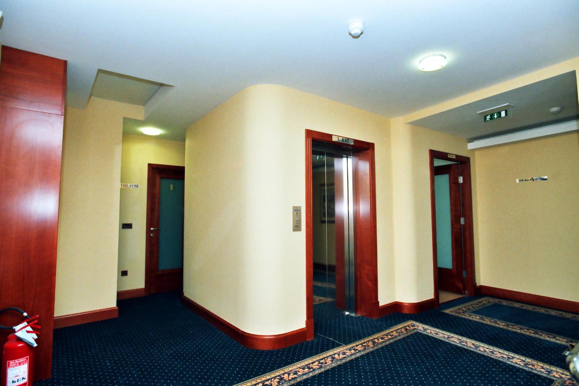 Hotel Savus سلافونسكي برود المظهر الخارجي الصورة