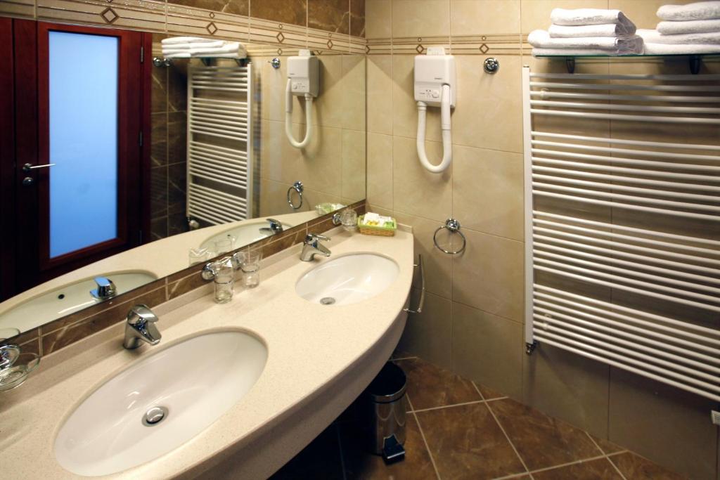 Hotel Savus سلافونسكي برود المظهر الخارجي الصورة