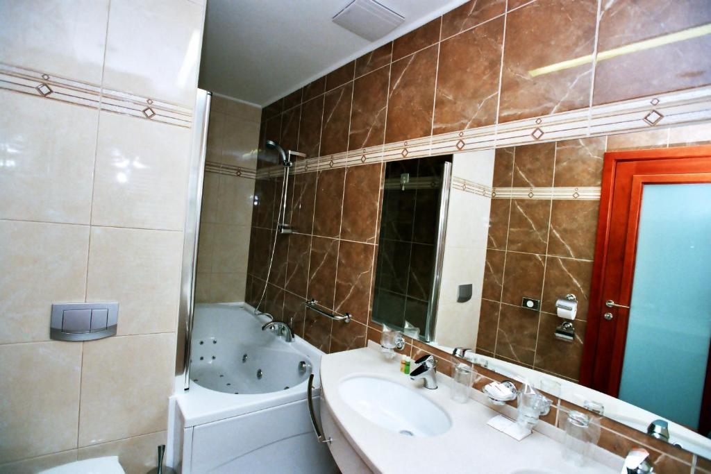 Hotel Savus سلافونسكي برود المظهر الخارجي الصورة