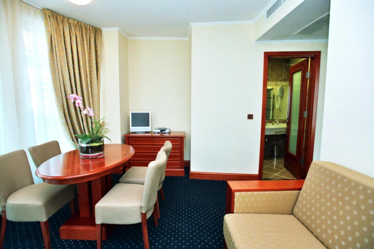 Hotel Savus سلافونسكي برود الغرفة الصورة