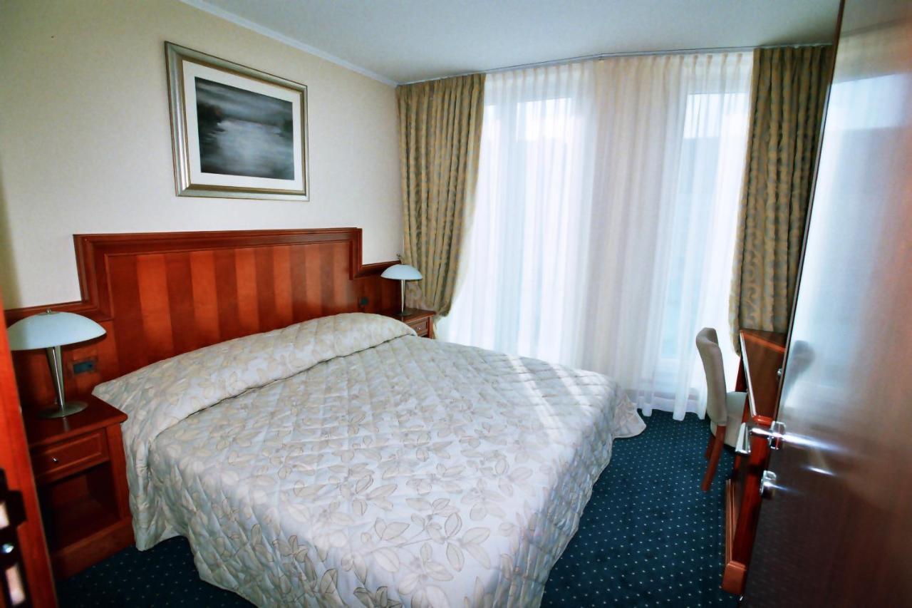 Hotel Savus سلافونسكي برود الغرفة الصورة