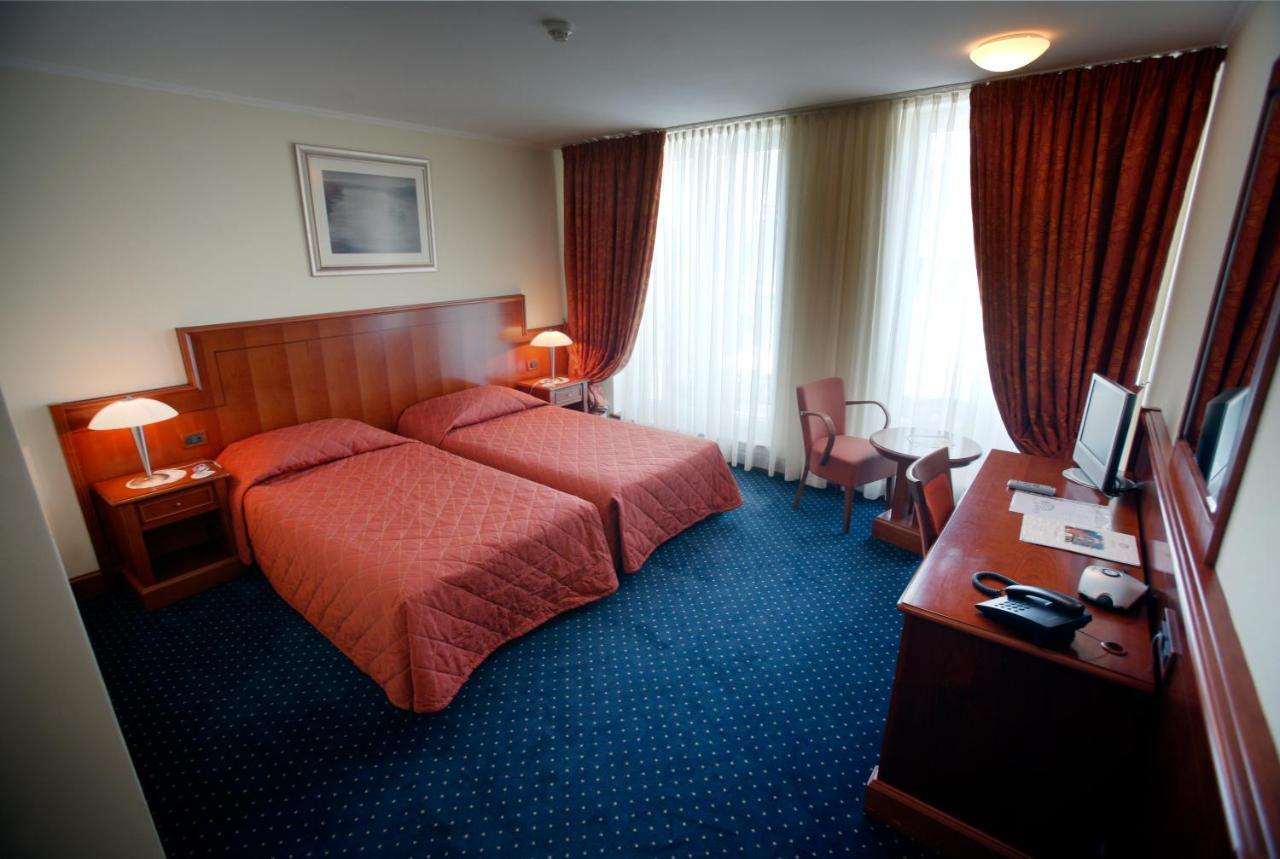 Hotel Savus سلافونسكي برود المظهر الخارجي الصورة