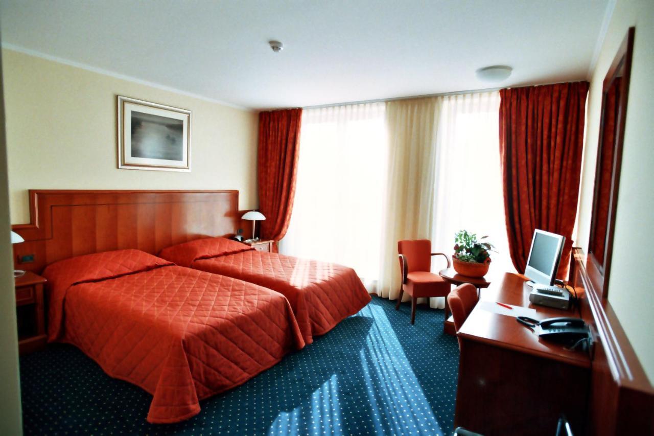 Hotel Savus سلافونسكي برود الغرفة الصورة